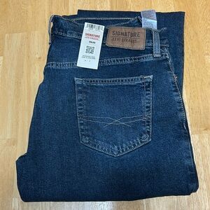 Men’s Levi’s Relaxed
Dark Blue
New with tags